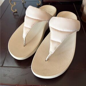 Fitflop like new size 7 Women's Cream Sandals